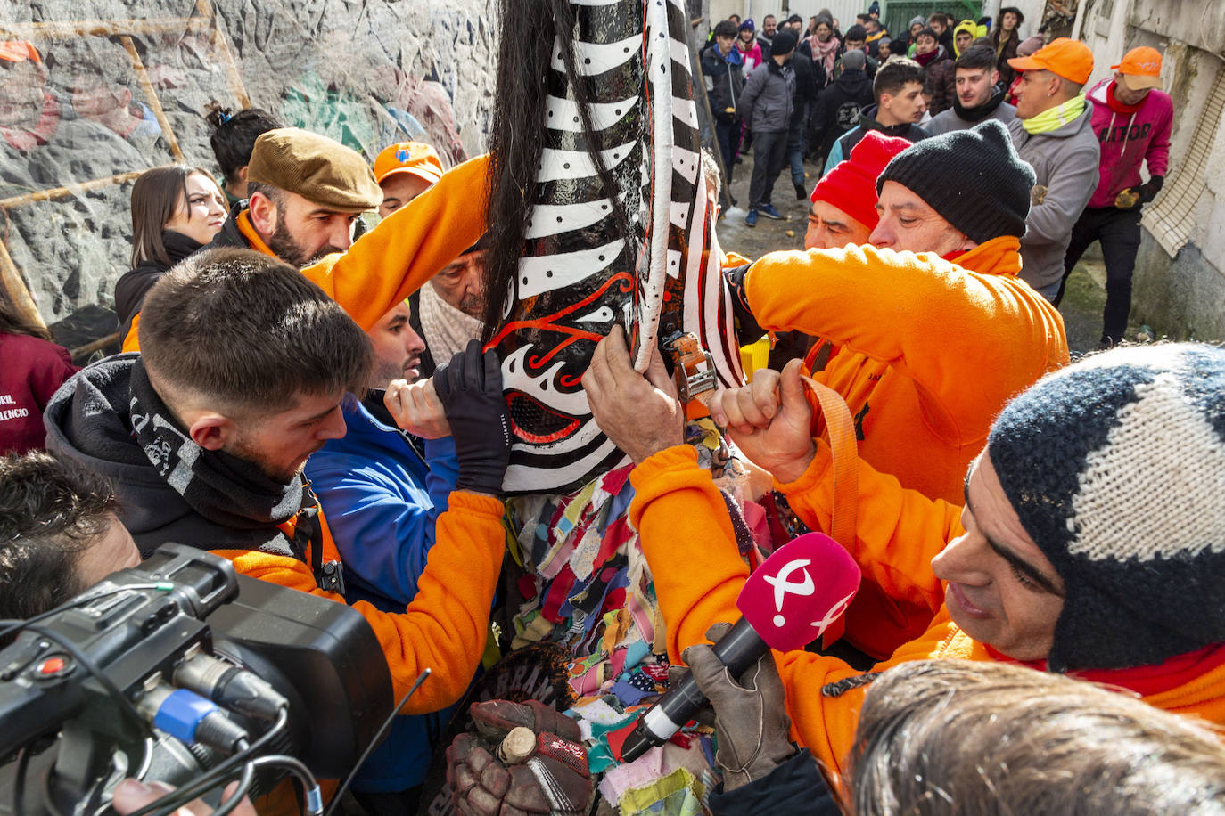 Fotos: Fiestas de Extremadura: Jarramplas vuelve a recibir una lluvia de nabos en Piornal