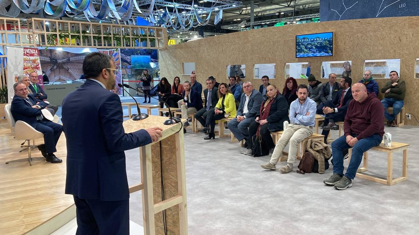 Imagen principal - Arriba, asistentes a la presentación de la oferta turística de la provincia de Badajoz. Abajo, a la izquierda, el alcalde durante una entrevista en Onda Cero. A la derecha, el primer edil junto a Javier Fitz-James Stuart Soto, presidente de la Red Nacional de Castillos y Palacios de España. 
