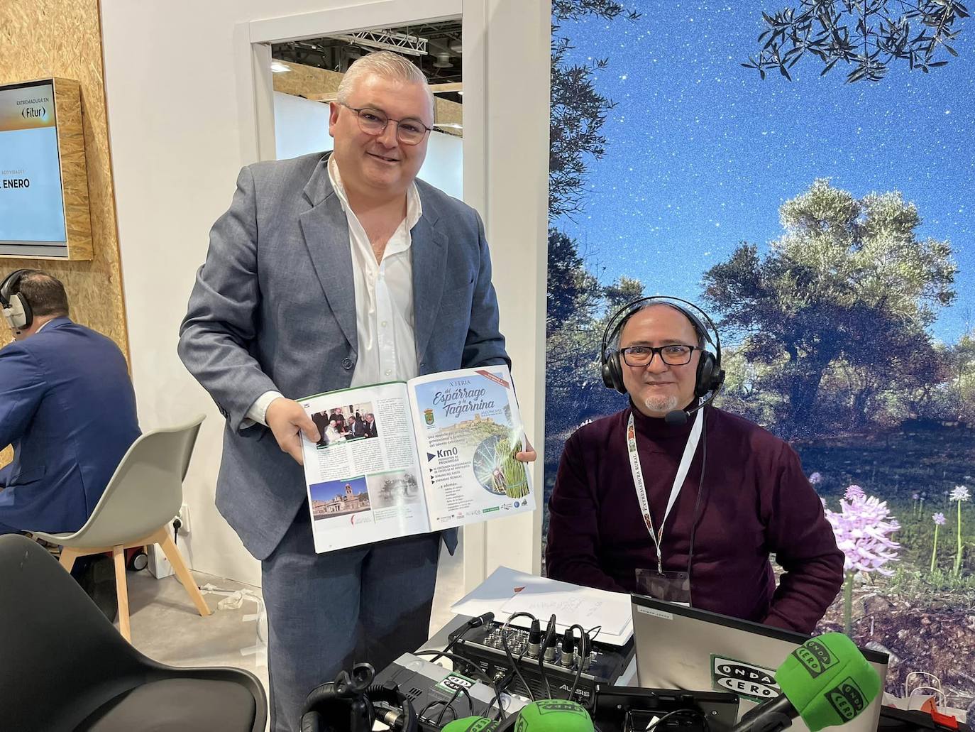 Imagen secundaria 1 - Arriba, asistentes a la presentación de la oferta turística de la provincia de Badajoz. Abajo, a la izquierda, el alcalde durante una entrevista en Onda Cero. A la derecha, el primer edil junto a Javier Fitz-James Stuart Soto, presidente de la Red Nacional de Castillos y Palacios de España. 