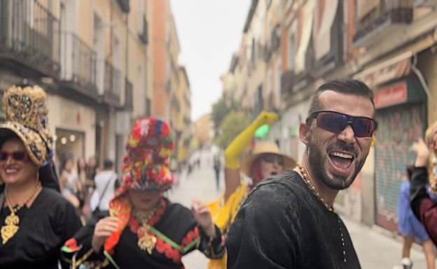 Sergio Gómez en un momento del videoclip 'Varón' grabado en las calles de Madrid. 