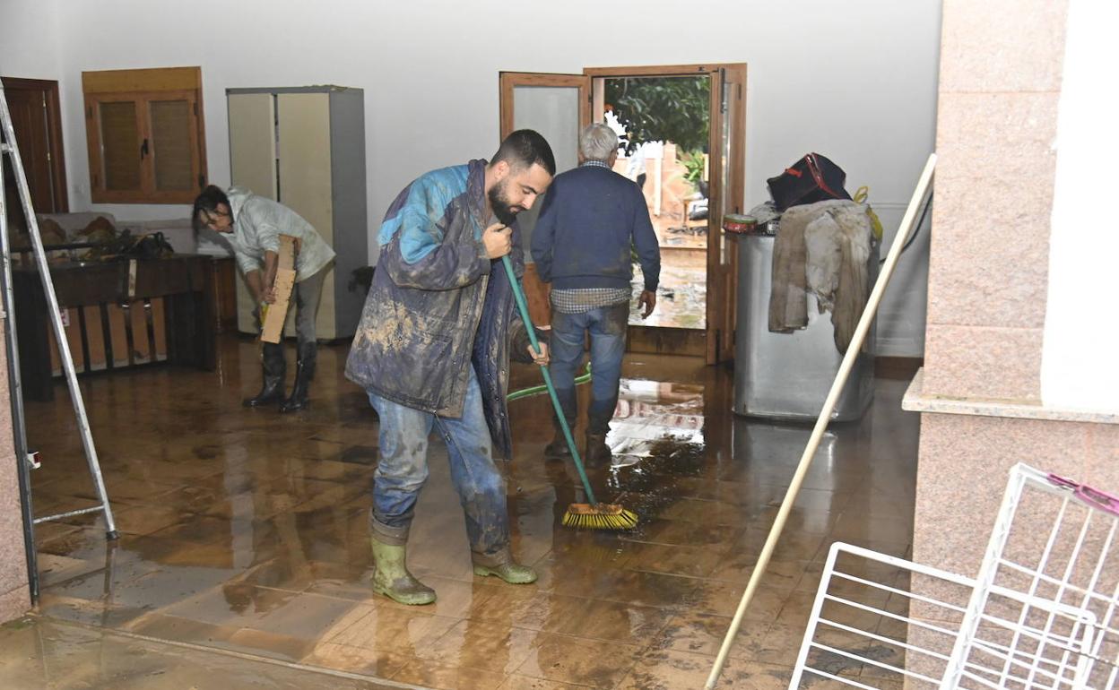 Afectados por las inundaciones en La Roca de la Sierra. 