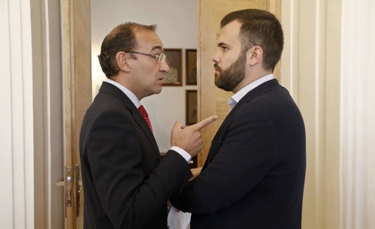 Rafael Mateos (izquierda) y Luis Salaya, en el Ayuntamiento en una imagen de archivo. 