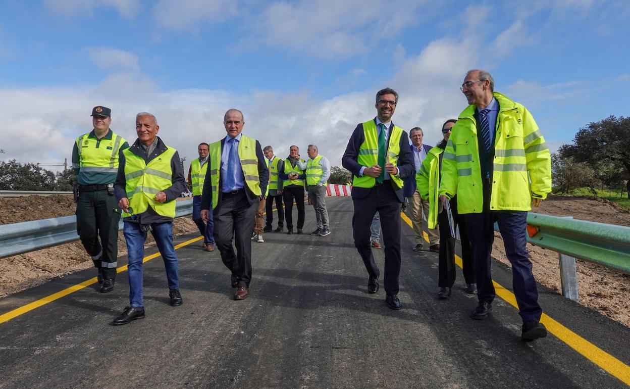 Representantes del Ministerio de Transportes, de Demarcación de Carreteras, Guardia Civil y el delegado del Gobierno hoy viernes sobre el nuevo trazado. 