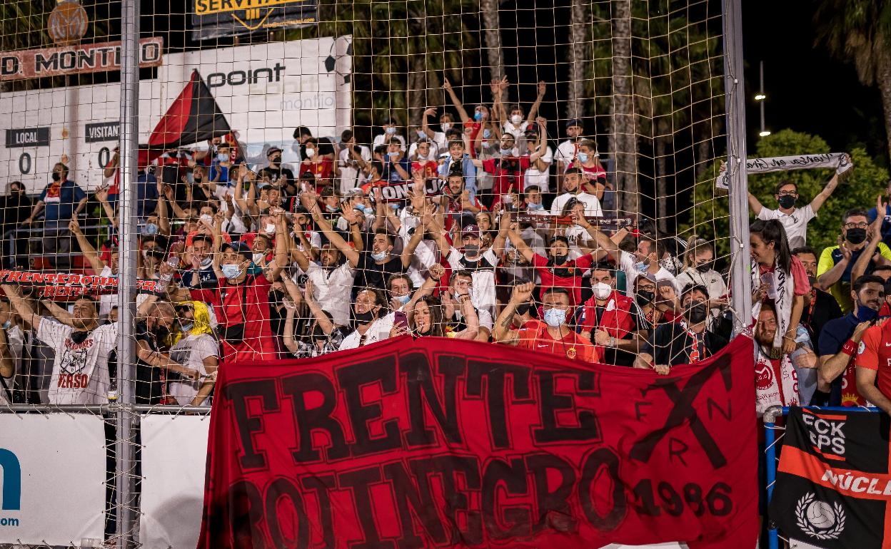 Aficionados del Montijo, en un partido del equipo. 