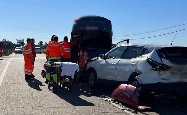 Los equipos de emergencias atienden a los heridos en este choque en cadena.