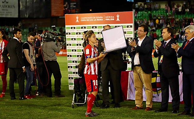 Las autoridades sí entregaron los premios a pie de campo en la final de Copa de la Reiina en 2018 que también se celebró en el estadio Ramano. 