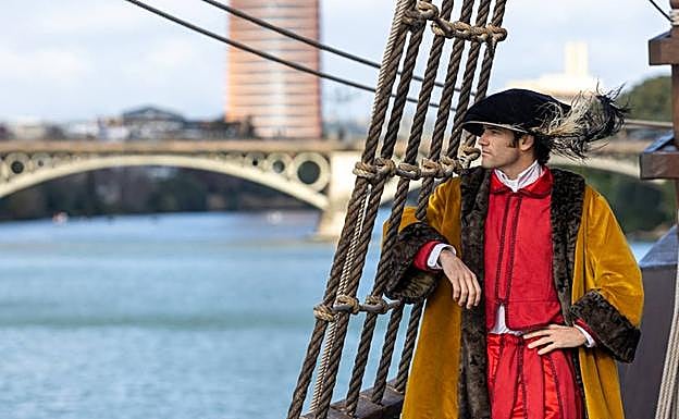 José Garrido, a bordo de la Nao Victoria junto al Paseo Marqués de Contadero de Sevilla. 
