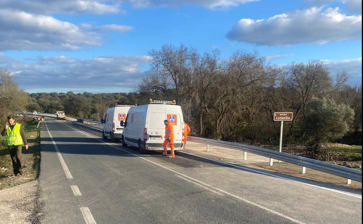 Últimos trabajos de puesta a punto en la vía antes de su apertura al tráfico.