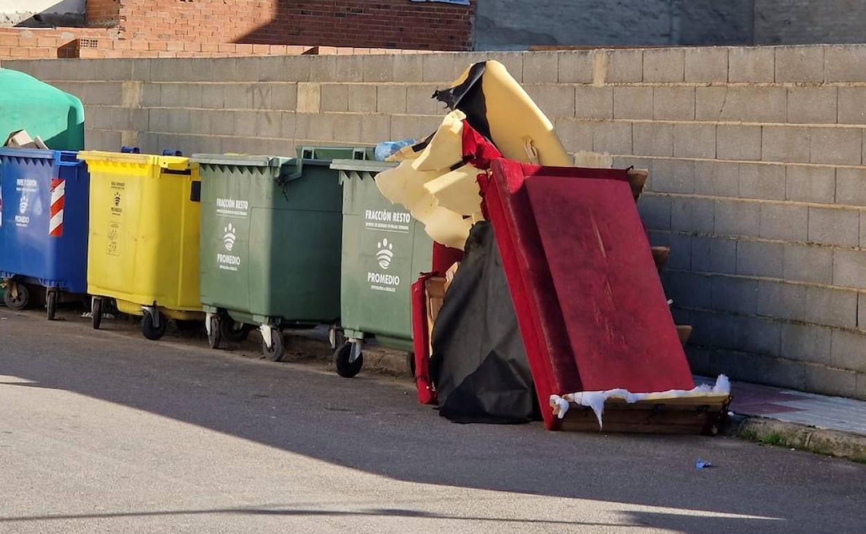 Una de las paradas de basuras de la localidad con enseres grandes en el suelo. 
