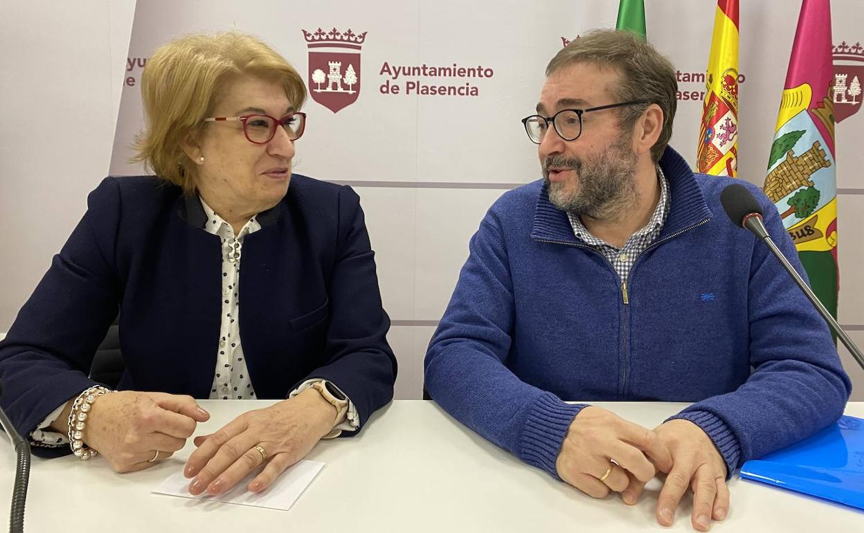 La concejala de Cultura, Marisa Bermejo, y el responsable del teatro Alkázar, Juan Ramón Santos. 