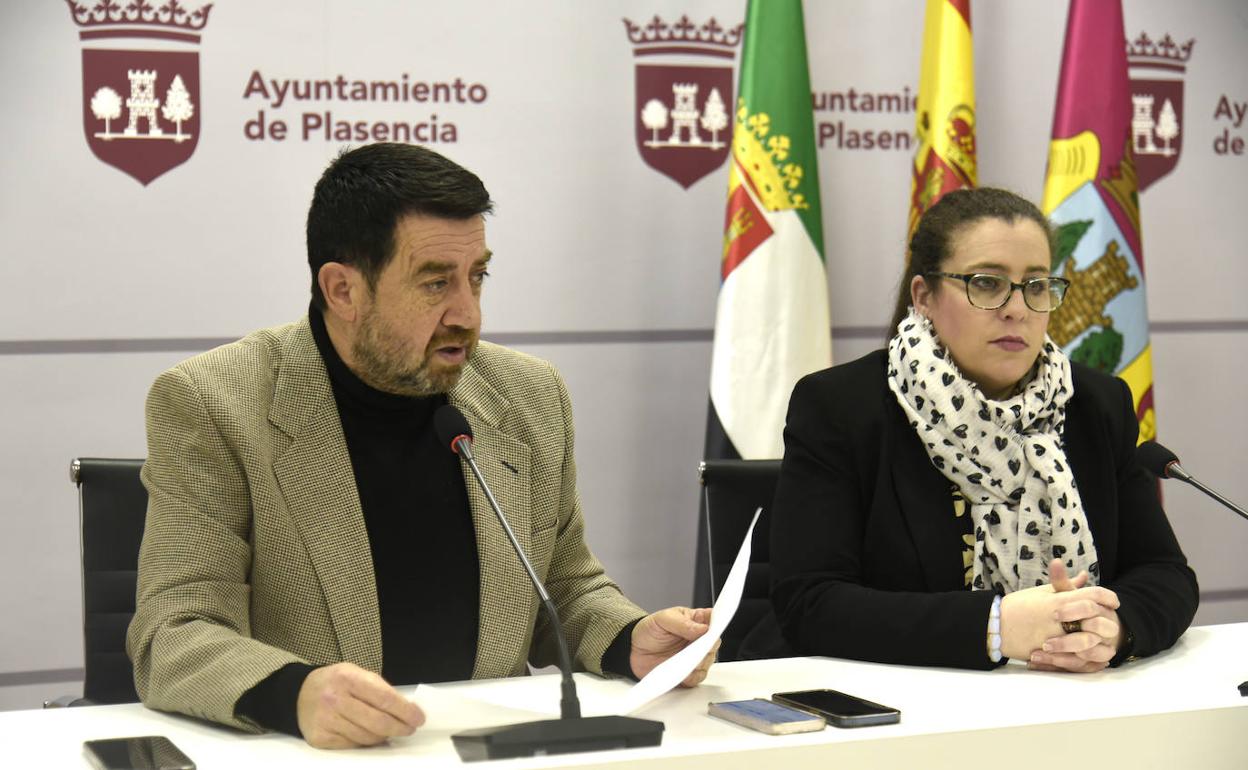 Los concejales socialistas Alfredo Moreno y Cristina Corral, en rueda de prensa.