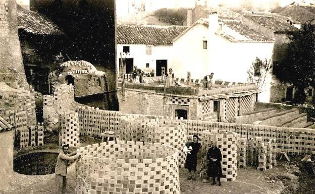 Imagen. Tejar en los años 40 en Huelma (Jaén), similar al de Coria en el que ocurrió el crimen.