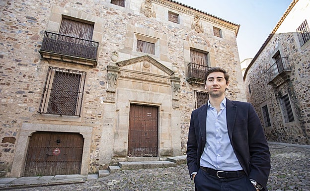 Miguel Galán delante del edificio adquirido por Atrio que albergará la sede de la fundación. 