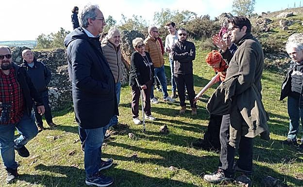 Miembros de 'Comarca de Olivenza Sin MInas' explican a Joaquín Macías el alcance del proyecto minero en la zona. 