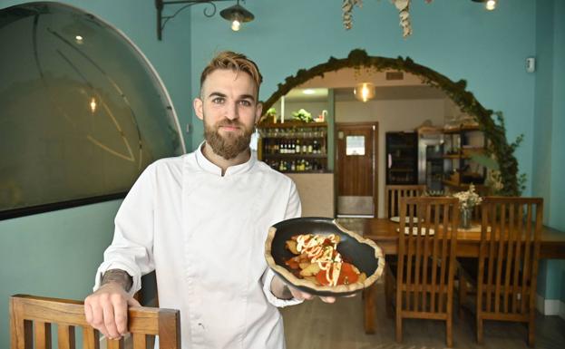 Ceci Cordero, cocinero de El Laurel, y sus emblemáticas bravas.