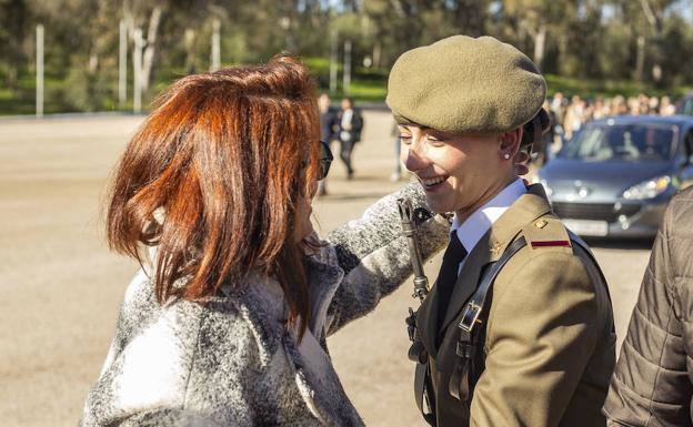 Cristina Torrado felicitada por su madre al terminar la Jura de Bandera. 