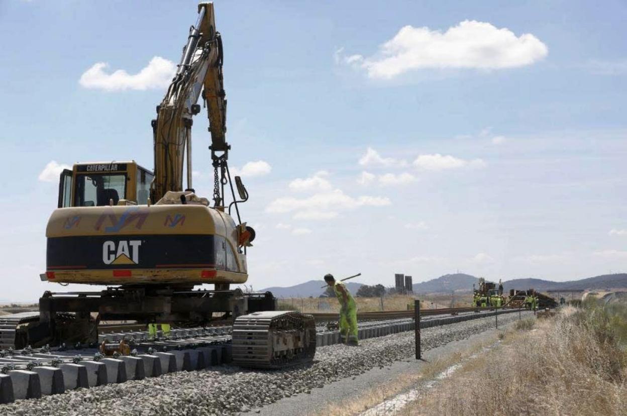 Obras del tren de alta velocidad a su paso por Extremadura. 