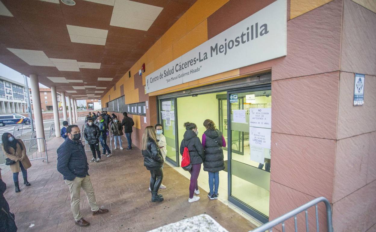 Imagen de archivo del centro de salud de La Mejostilla, en Cáceres, que contará con un nuevo médico.