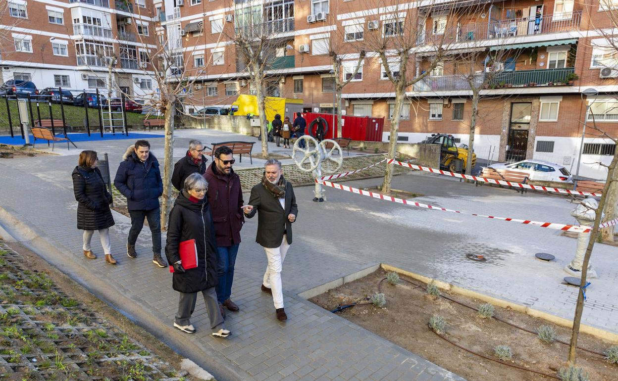 El alcalde, Fernando Pizarro, durante su visita esta mañana a las obras de la plaza de la Constitución. 