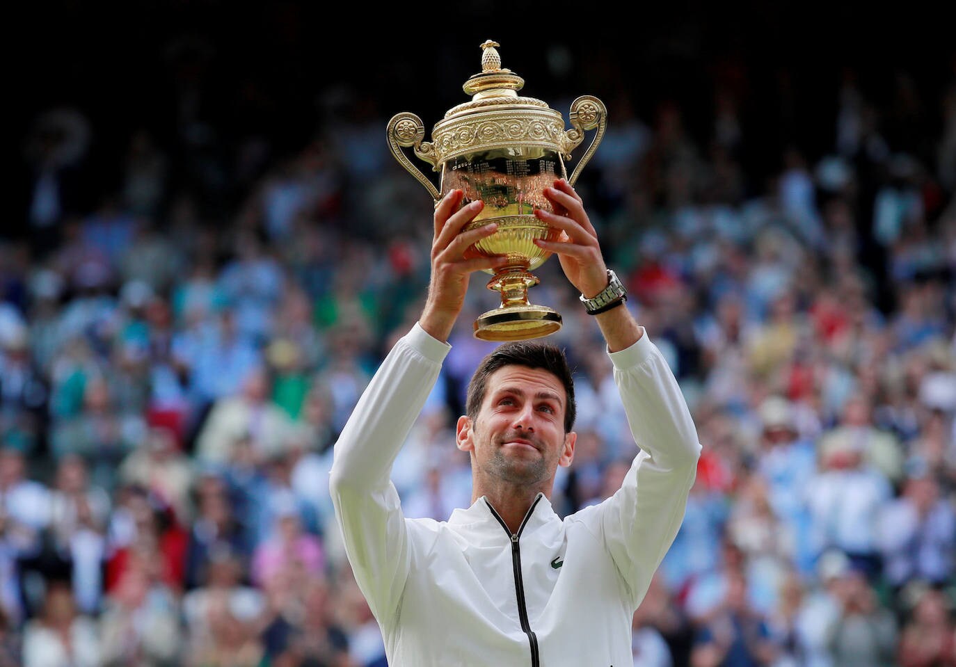 Con el trofeo de Wimbledon 2019 que ganó al imponerse en la final a Federer.