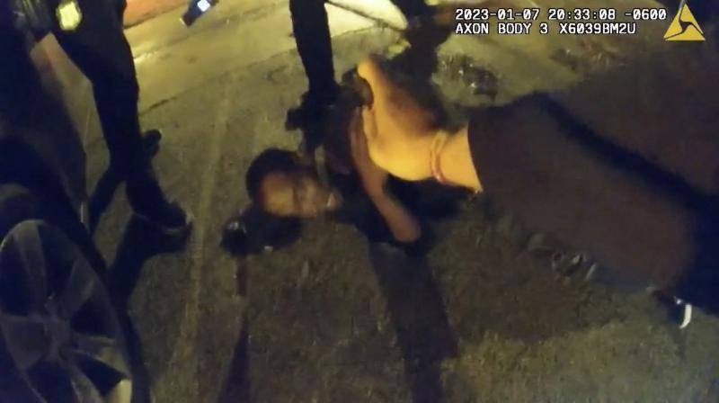 Fotograma que muestra la brutalidad policial