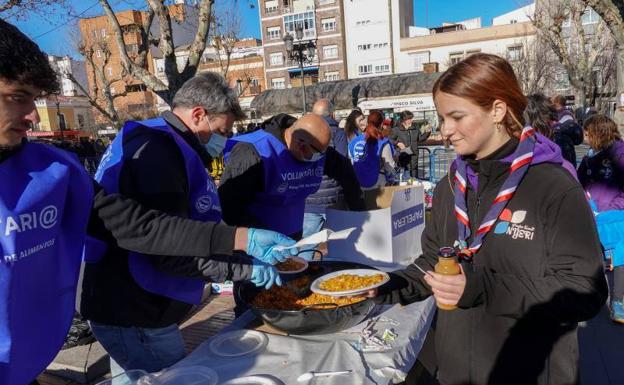 Centenares de vecinos se dan cita en las Migas Solidarias de Badajoz