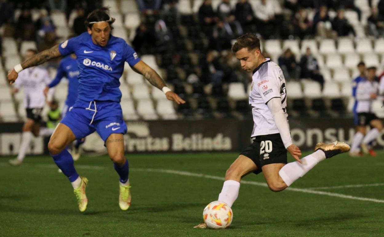 Álvaro Ramón en un lance del choque del domingo pasado ante el San Fernando. 