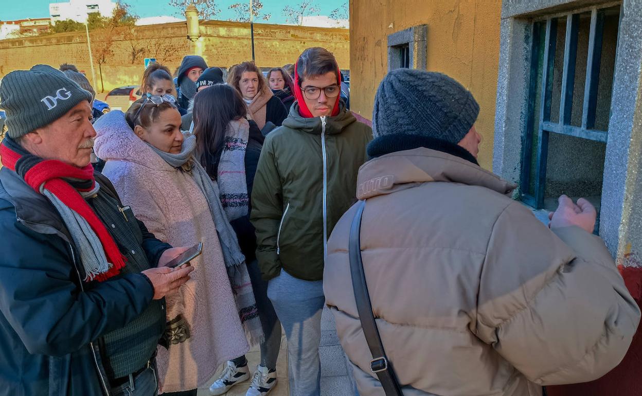 Cola para comprar entradas el sábado en la plaza de toros. 