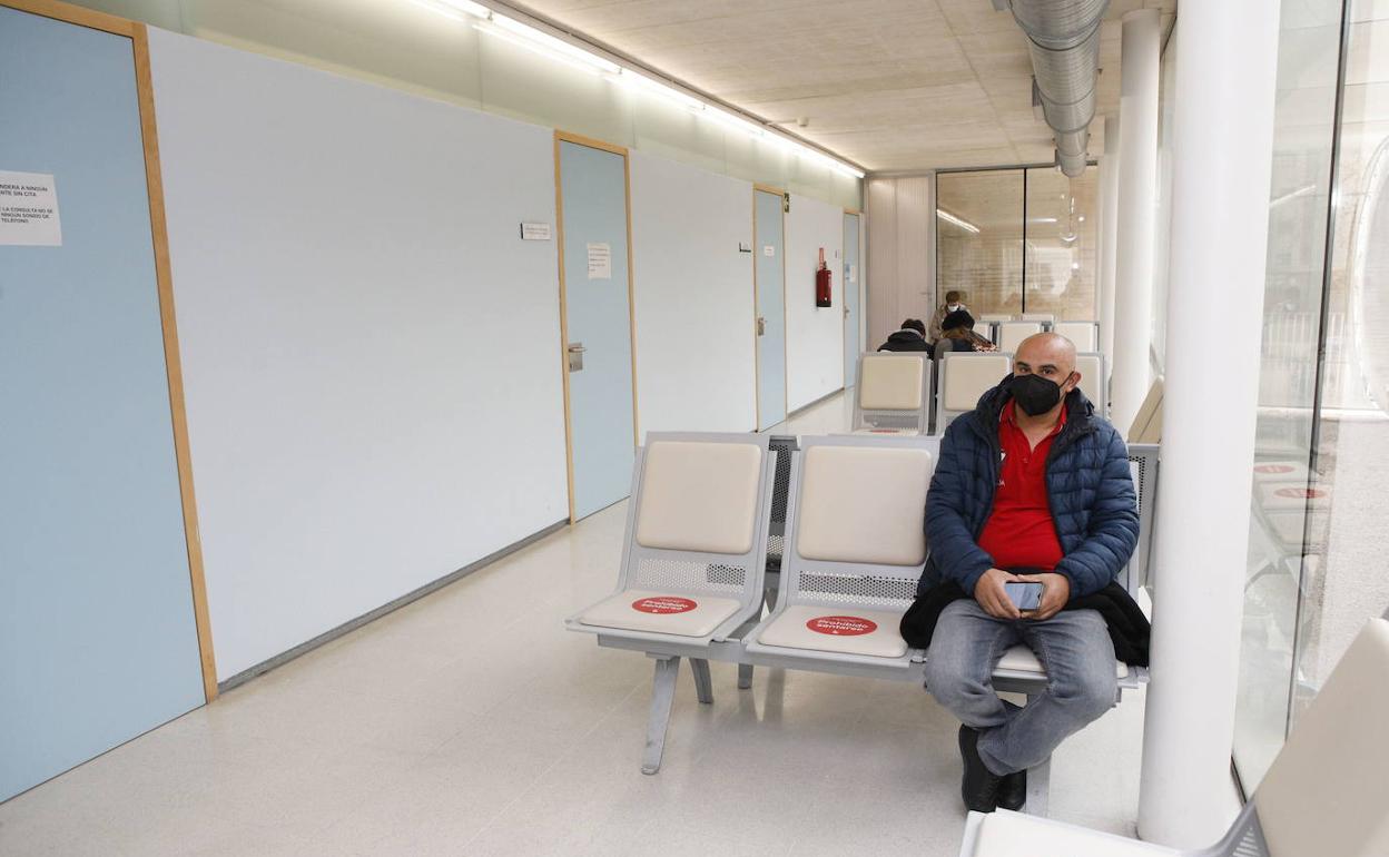 Esperando a ser llamado por el médico de cabecera en el centro de salud Sebastián Traba de Cáceres. 