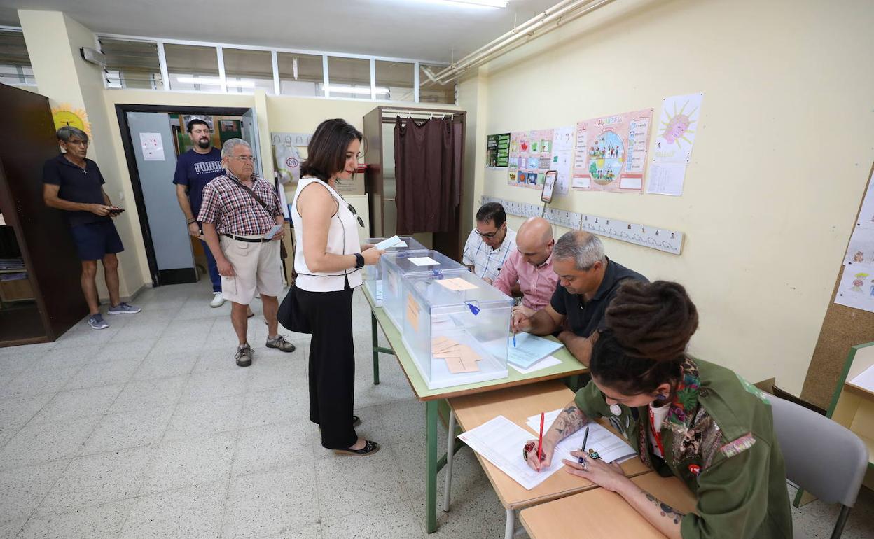 Ciudadanos votando en el colegio Miguel de Cervantes de Mérida el 26 de mayo de 2019. 