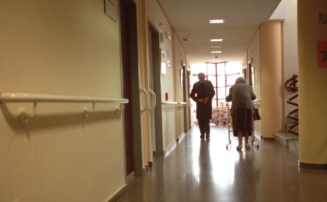 La Fiscalía denuncia el abuso de las inmovilizaciones en las residencias de mayores extremeñas