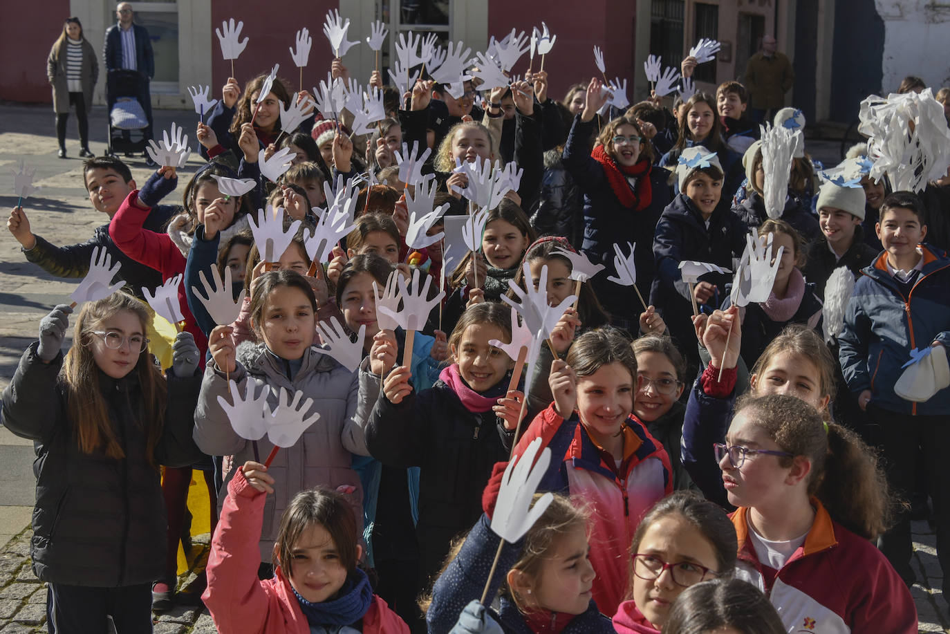Fotos: Cientos de niños se reúnen en la Plaza Alta por la paz
