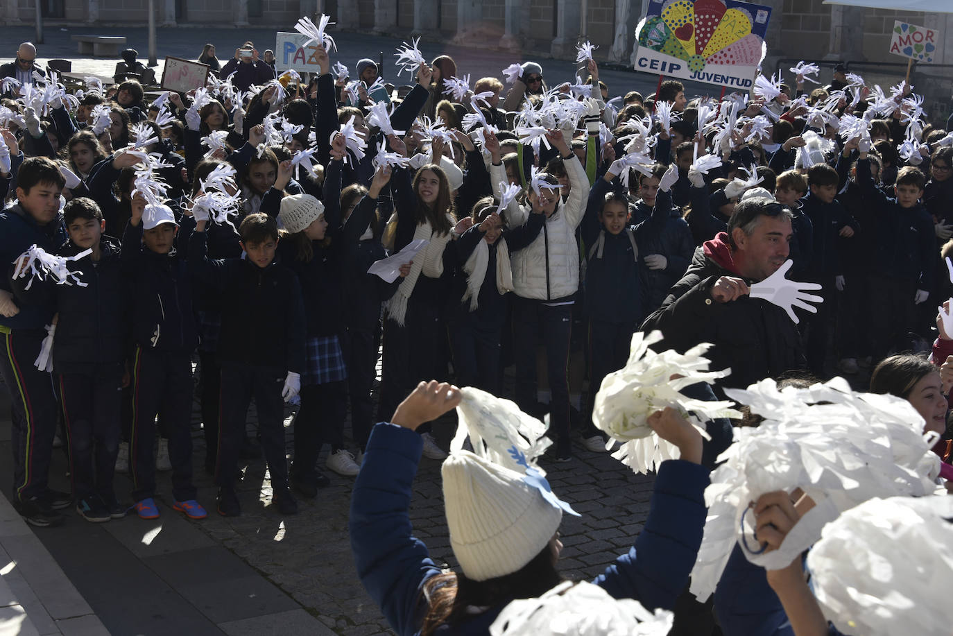 Fotos: Cientos de niños se reúnen en la Plaza Alta por la paz