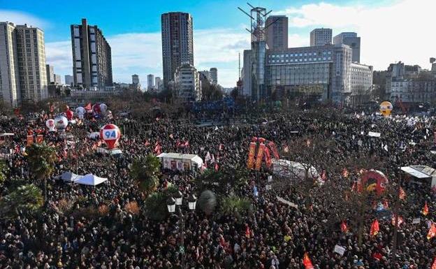 Una multitud se reunió en las calles de París para mostrar su oposición al proyecto de reforma de las pensiones defendido por Macron.