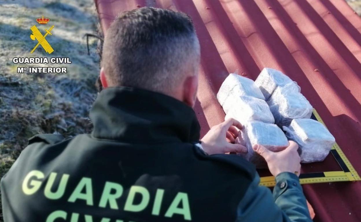 Paquetes de hachís incautados por la Guardia Civil en una finca en La Garganta.