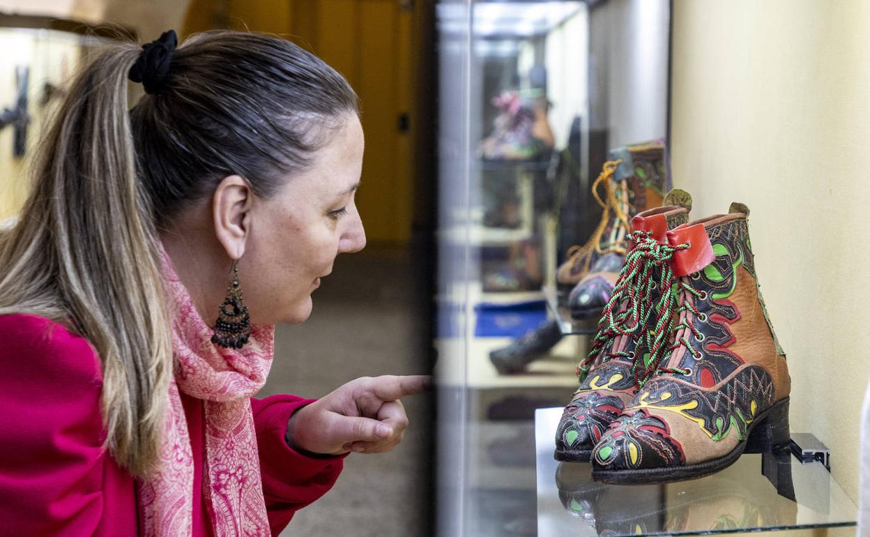 Laura Tirado señala uno de los pares de zapatos que se muestran por primera vez. 