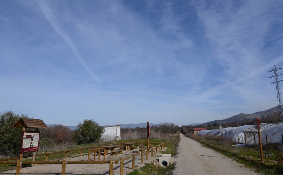 Esta zona de descanso es una buena opción para quienes completar la vía verde en dos etapas.