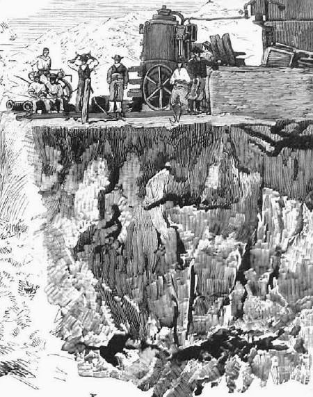 Trabajadores de una mina de Cáceres junto a una máquina de vapor y malacate para sacar el agua y el mineral de los pozos.