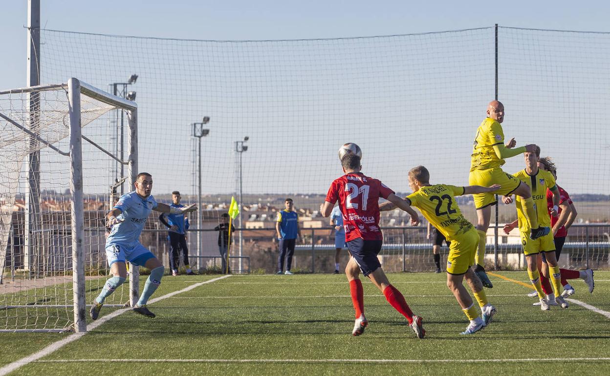 Momento del partido entre el Diocesano y el Navalcarnero.