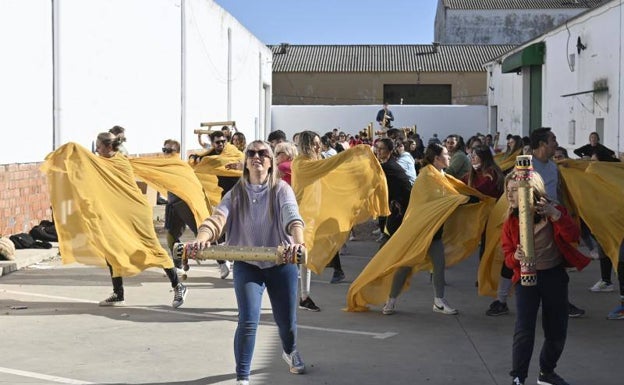 La Bullanguera ensaya su coreografía del Rey León delante de su local en el polígono industrial. 