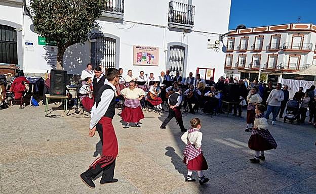 Imagen principal - Uno de los pases del grupo folclórico. 