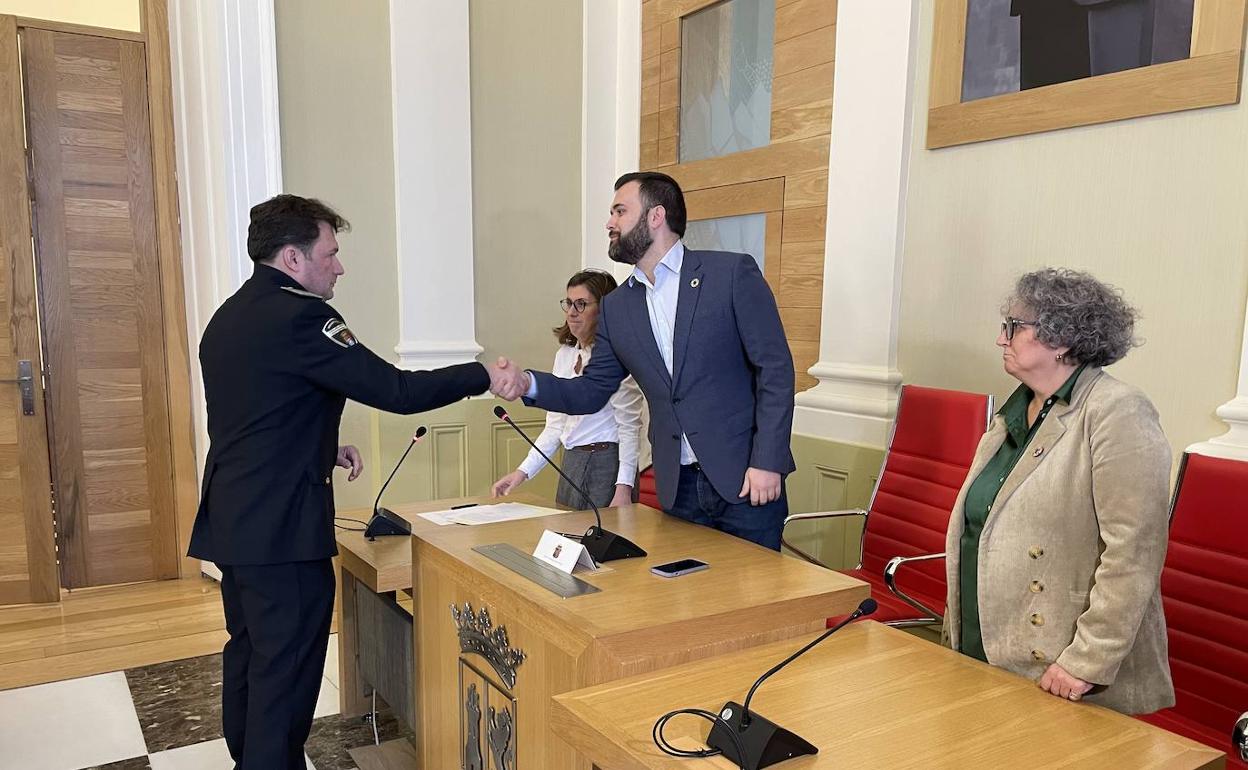 El inspector Marcos Durán tomando posesión este lunes. 