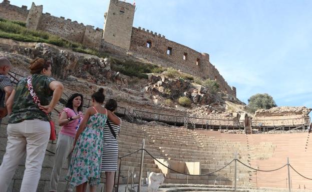 Teatro romano de Medellín, con su castillo de fondo. 