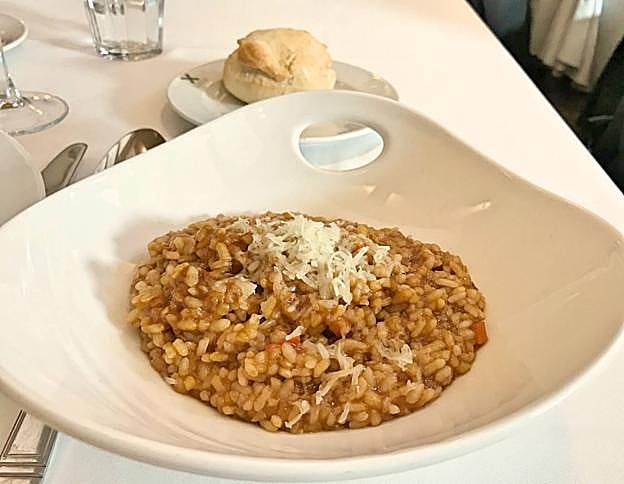 Arroz cremoso de manitas de cerdo.