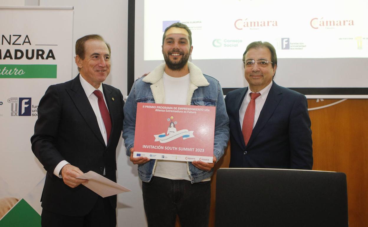Antonio Huertas, presidente del Consejo Social de la UEx, y Vara, entregando el premio a Javier Bermejo. 