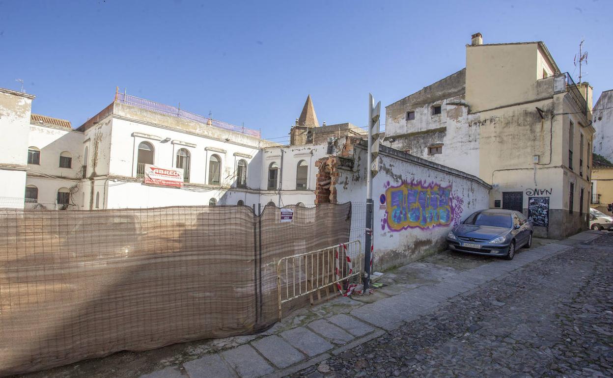 Patio del Palacio de Godoy, con la casa adquirida por el promotor y que será derribada, a la derecha. 