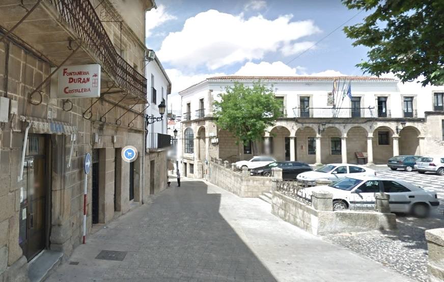 Imagen actual del comienzo de la calle Fernando Fragoso, junto al Ayuntamiento de Valencia de Alcántara.