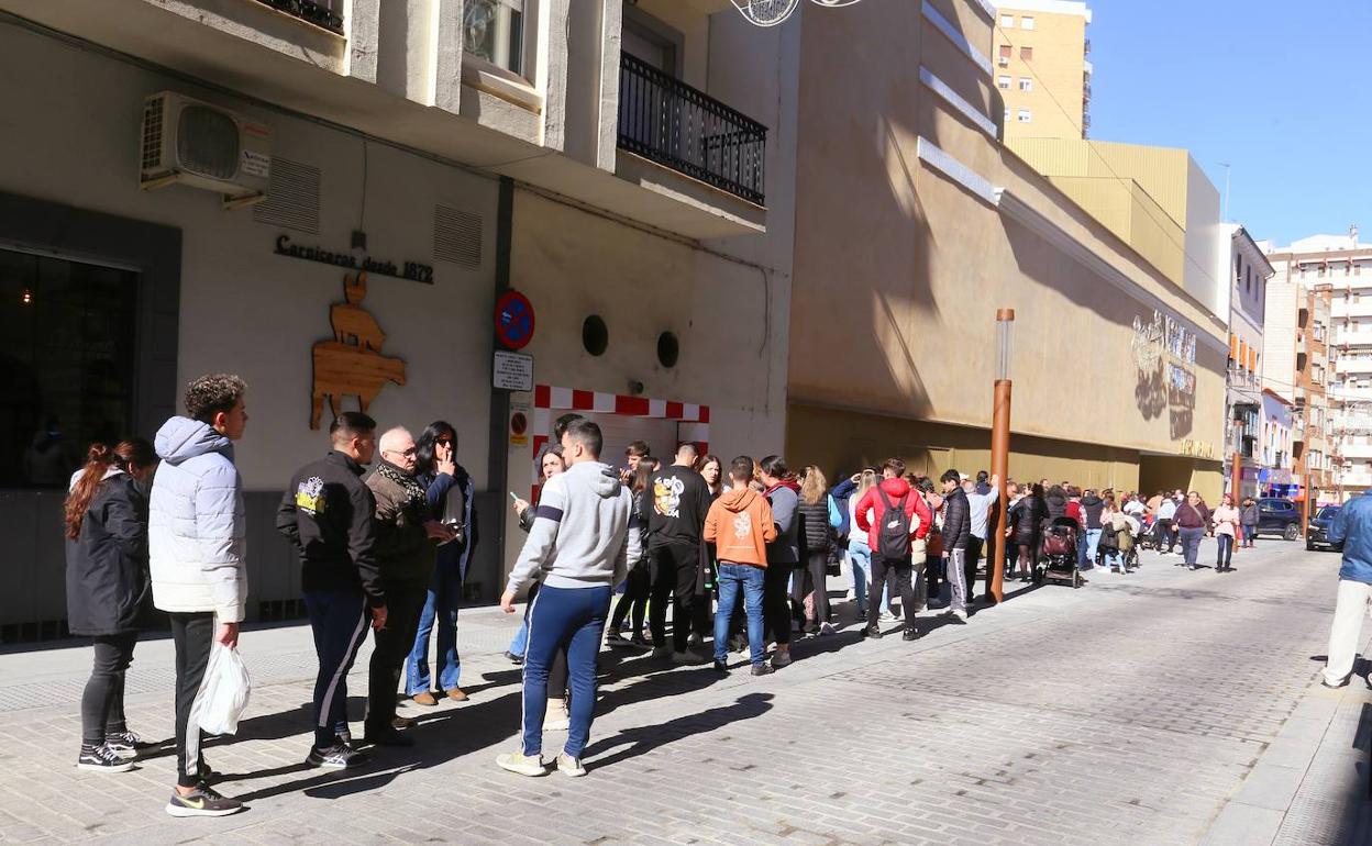 Cola para la semifinales en la puerta del María Luisa. 