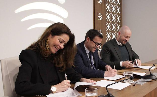 Imagen principal - La alcaldesa, el presidente de Diputación y de la Fundación firman el convenio.