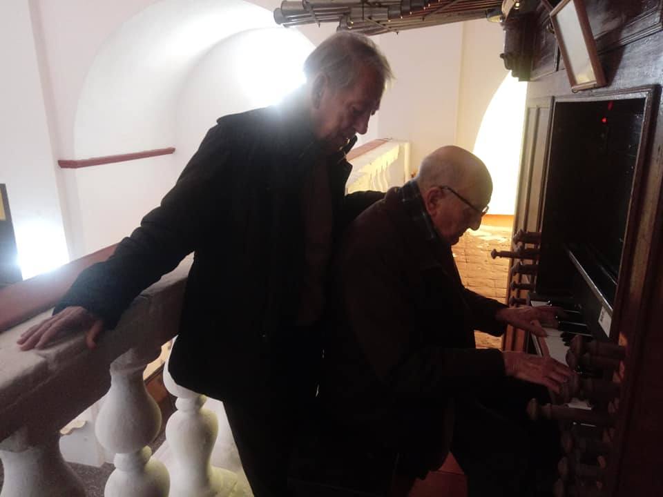 Imagen secundaria 1 - Arriba, a la derecha, Francisco González junto a Alberto Lebrato y el párroco de Alconchel (en el centro), en noviembre de 2019, en la parroquia de Alconchel. Abajo, junto a Alberto Lebrato comprobando la afinación del órgano de la iglesia de Alconchel. 
